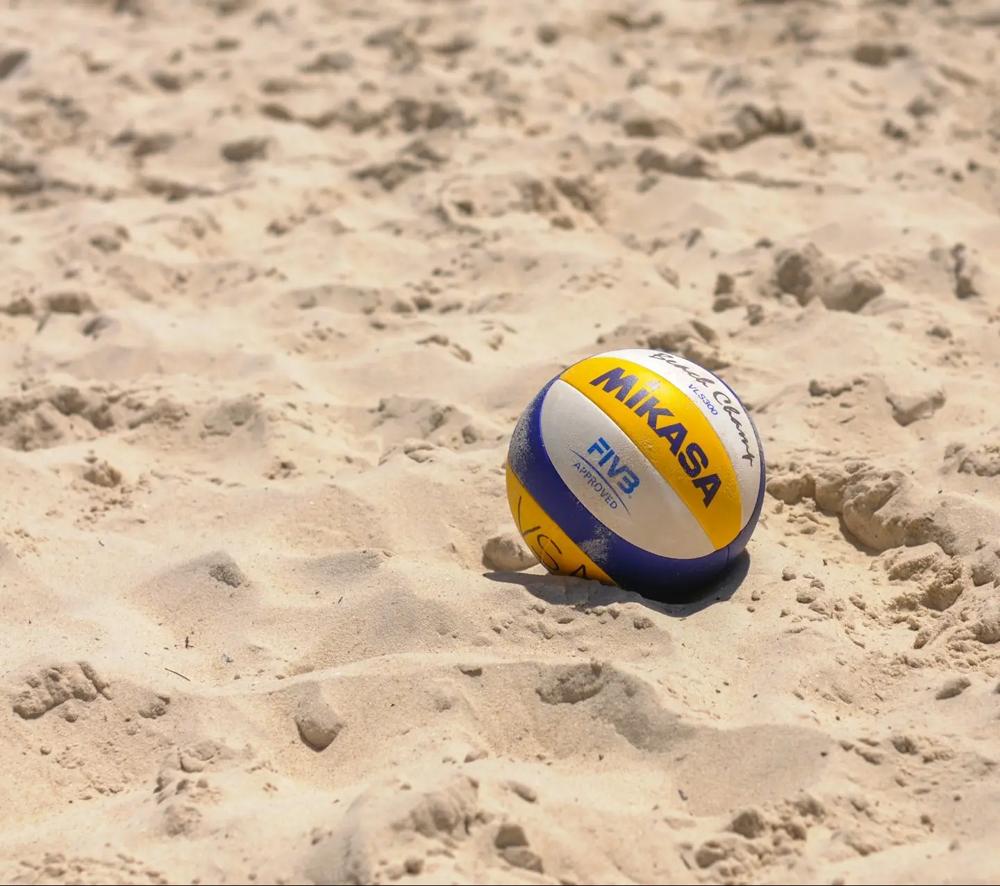 Pallone da beach volley appoggiato sulla sabbia fine del campo