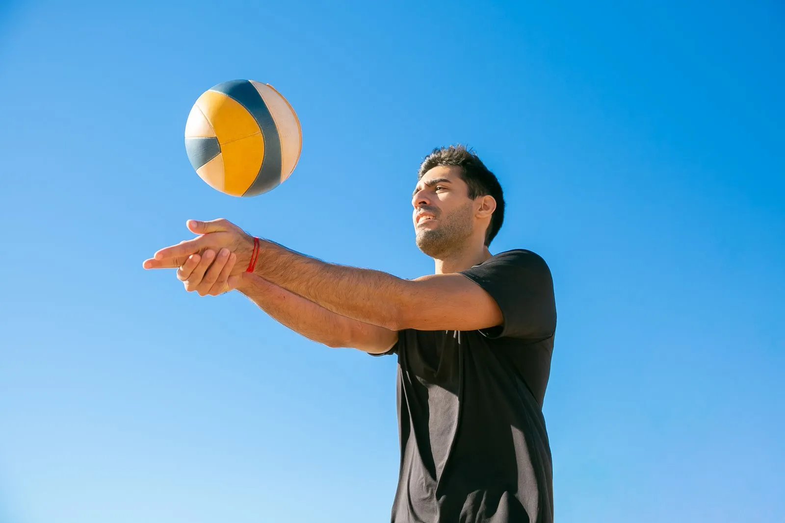 Giocatore adulto in bagher durante un allenamento di beach volley